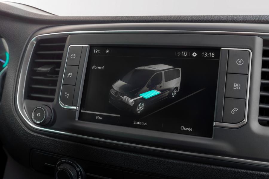 Детали интерьера Opel Vivaro-e 2020 года  (фото 11 из 17)